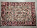 un tapis persan ancien posé sur un sol carrelé