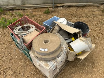 un tas de vieilleries posé par terre, dans la poussière