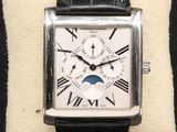 un gros plan d'une montre-bracelet posée sur un oreiller