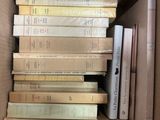 une boîte remplie de livres empilés les uns sur les autres