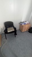 A l'extérieur, dans un Algeco: (photo 5)