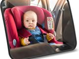 une photo d'un bébé dans un siège auto muni d'une télécommande