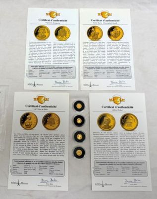 Quatre pièces d'or sont posées sur une table blanche