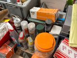 une table sur laquelle se trouvent de nombreux objets différents