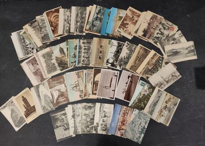 un grand nombre de cartes postales anciennes qui se trouvent sur la table
