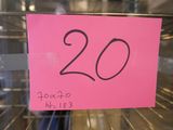 un panneau rose sur lequel est inscrit « 20 » dans le four