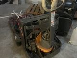 une petite machine qui se trouve dans un garage