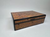 une petite boîte en bois avec une poignée noire sur fond blanc