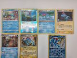 de nombreuses cartes Pokémon accrochées au mur d'une pièce
