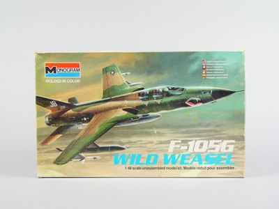 la boîte est ouverte pour montrer la maquette d'un avion de chasse