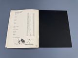 un cahier ouvert sur lequel est dessiné un train