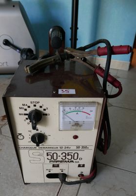 une machine posée sur le sol de la pièce