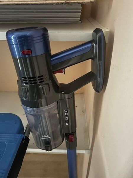 Un aspirateur balai KEENOX. On y joint deux balais dont un b…