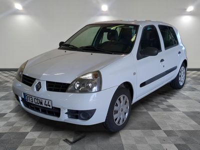 la photo d'une voiture blanche garée dans un garage