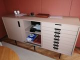 une armoire blanche munie de tiroirs, dans une pièce