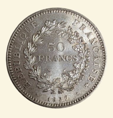 une vieille pièce d'argent ornée d'une couronne sur le recto