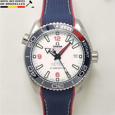gros plan d'une montre sur une surface blanche