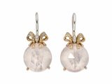 une paire de boucles d'oreilles ornées d'une pierre blanche et d'un nœud doré