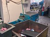deux poubelles placées l'une à côté de l'autre dans une pièce