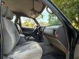 l'intérieur d'une voiture avec la porte ouverte et le siège du conducteur abaissé