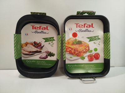 deux plateaux de nourriture posés sur une table