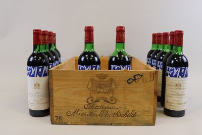 six bouteilles de vin rouge dans une caisse en bois sur fond blanc