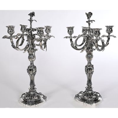 paire de chandeliers plaqués argent, ornés de fleurs et de feuilles