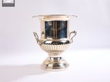 un vase en argent posé sur une table