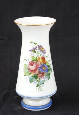 un vase orné de fleurs peintes sur fond noir