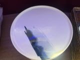 une assiette blanche posée sur une table, avec un couteau dedans