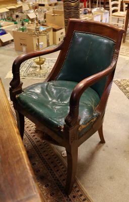 une chaise qui se trouve dans une pièce, sur laquelle est posée une lampe
