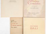 trois livres posés sur une surface blanche, sur fond blanc
