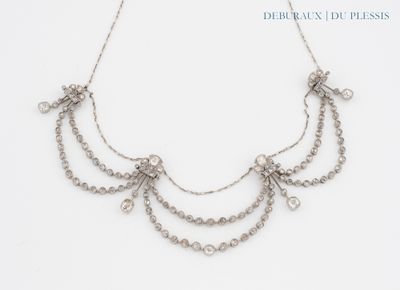gros plan d'un collier sur une surface blanche