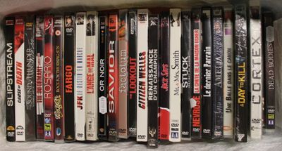 beaucoup de DVD rangés ensemble sur une étagère