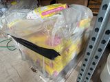 une pile d'éponges jaunes et roses sur une palette