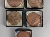 quatre sortes différentes de pièces en chocolat dans une boîte posée sur une table