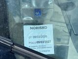 a sticker on the windshield of a car that says norisko