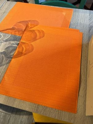 Lot d'environ 80 sets de table orange. - Photo 1