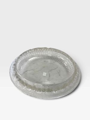 une plaque d'argent sur une surface blanche avec un fond blanc
