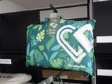 un sac vert orné d'un cœur, posé sur une étagère
