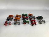 beaucoup de tracteurs miniatures posés sur une surface blanche
