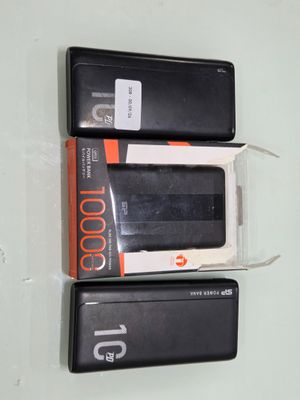 deux téléphones portables noirs posés l'un sur l'autre, côte à côte