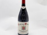 une bouteille de vin rouge sur fond blanc