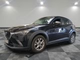 Une Mazda CX-3 de 2020 dans un showroom au sol à damier