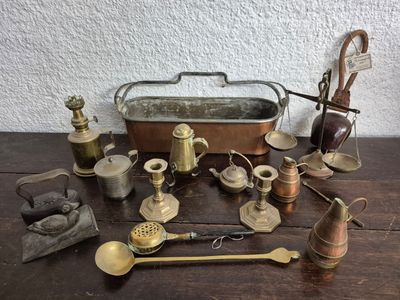 de nombreux objets anciens en laiton posés sur une table en bois