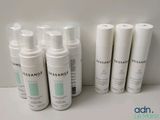 Plusieurs flacons de produits de soin pour la peau sont alignés sur une table
