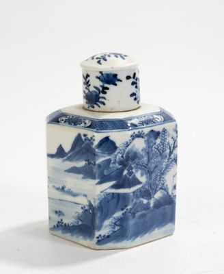 VIETNAM, XIXème siècle. Deux porcelaines émaillées blanc ble…