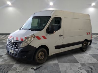 la photo d'une camionnette blanche garée dans un garage
