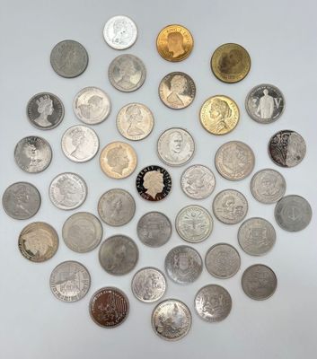 beaucoup de pièces disposées en cercle sur la table