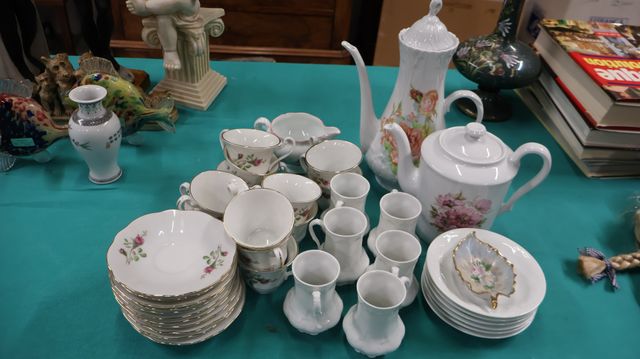 Lot comprenant partie de service à café, deux modèles en porcelai...